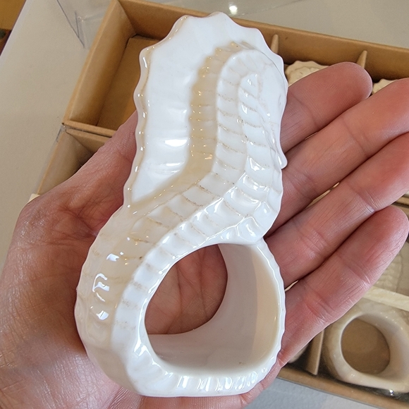 FANCY TH@T GIFT & DECOR ♡ 2 Set of 4 White Sea Horse Napkin Rings - Picture 6 of 8